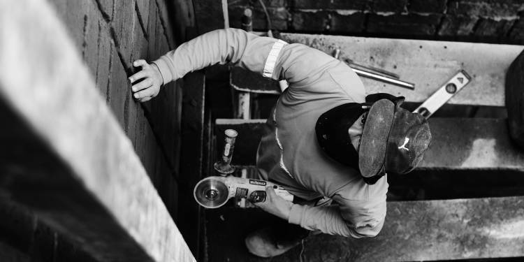 Award-nominated photo of man on a building site in Ecuador