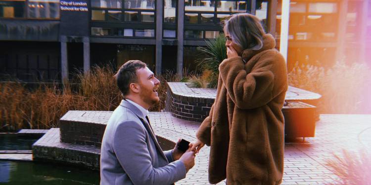 Man proposes to his girlfriend on one knee