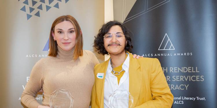 Author Juno Dawson and illustrator Soofiya hold trophies at ceremony (c)Nikki Powell