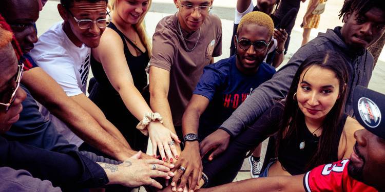 Students from London and Chicago join hands for a group cheer