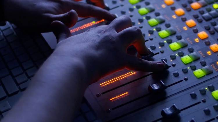 closeup-image-of-student-mixing