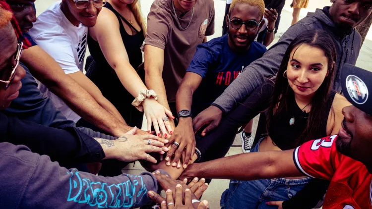 students from the US and the UK join hands for a group cheer