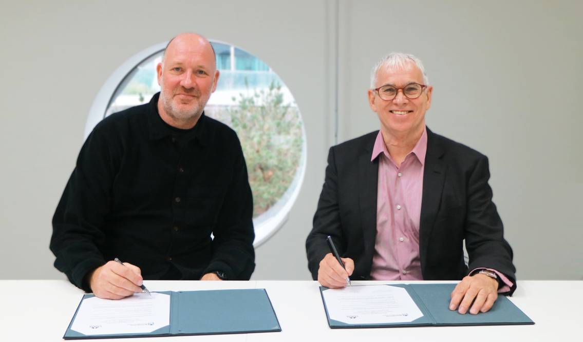 Professor Lawrence Zeegen and Professor Steve Dixon signing the agreement.