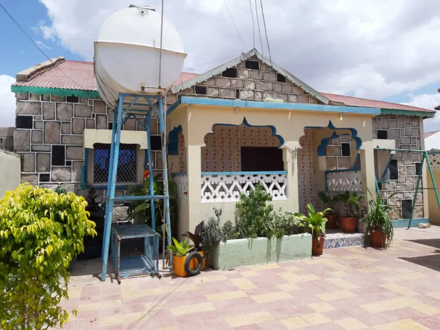 A modern house in the city. Guridoon, 2018.