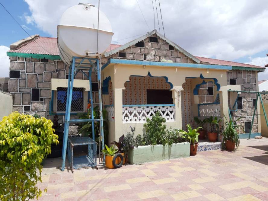 A modern house in the city. Guridoon, 2018.