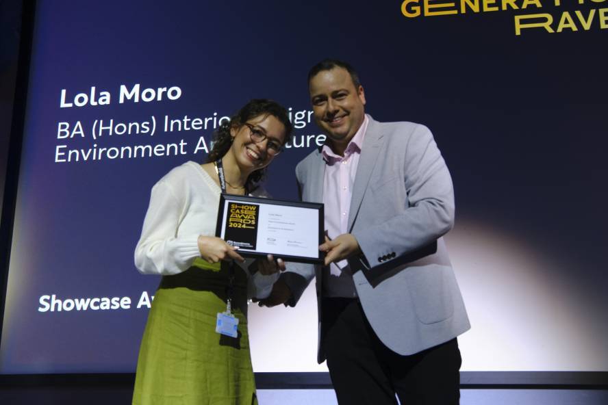 Lola Moro receives award