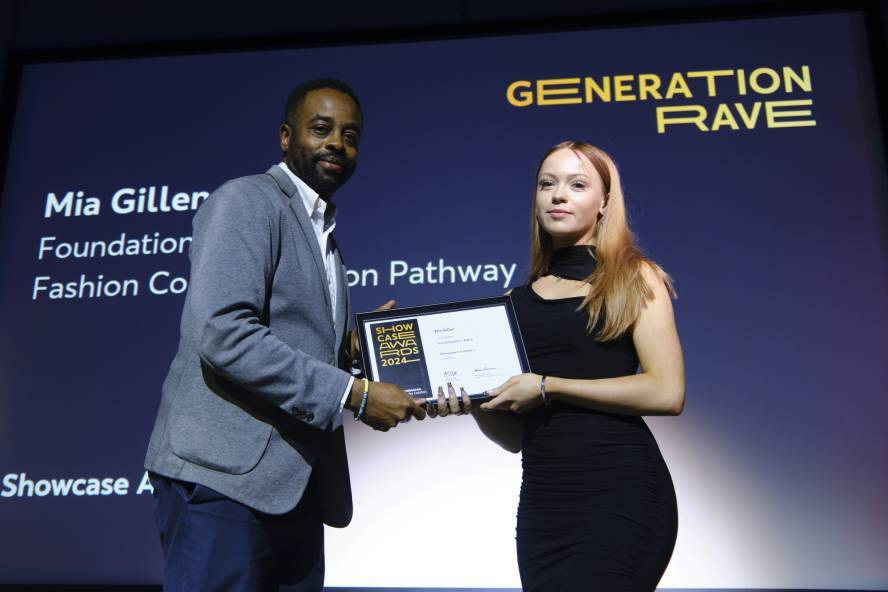 Mia Gillen receives award